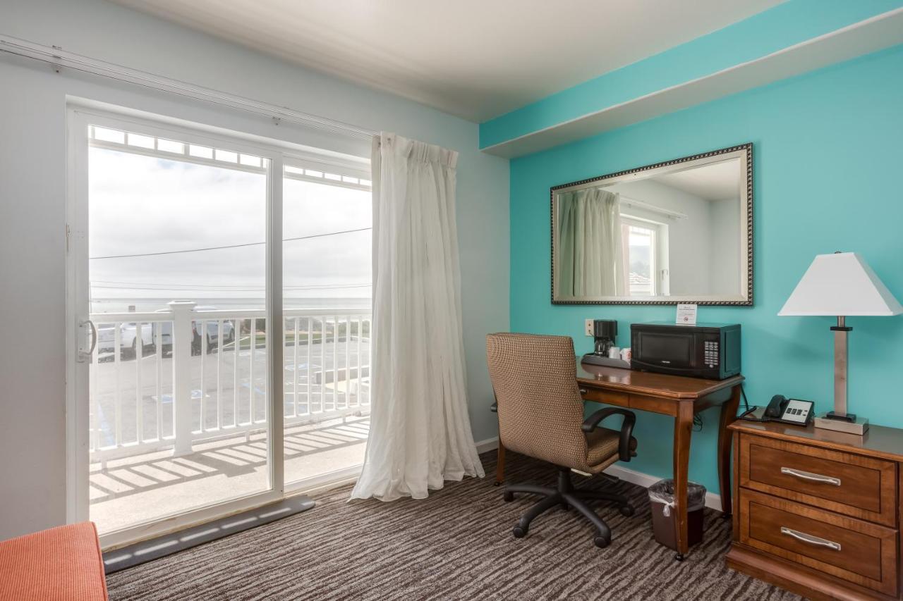 King Room with Roll-In Shower - Disability Access at Pacifica Beach Hotel
