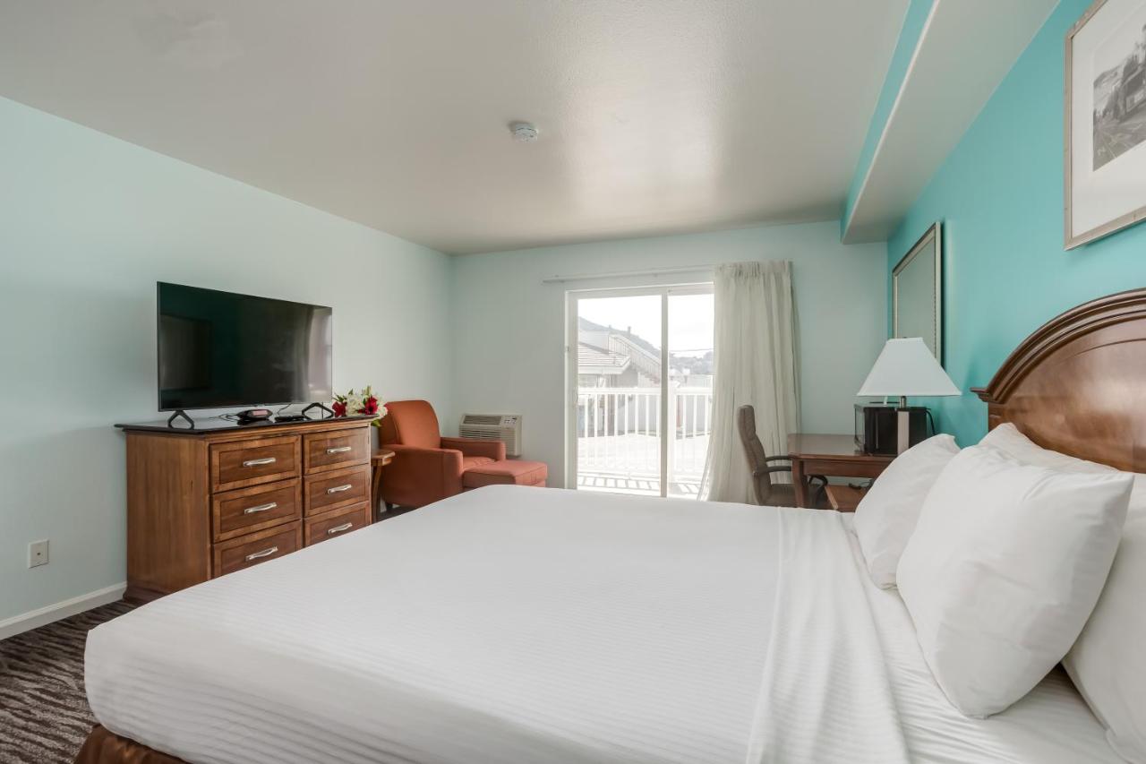 King Room with Roll-In Shower - Disability Access at Pacifica Beach Hotel