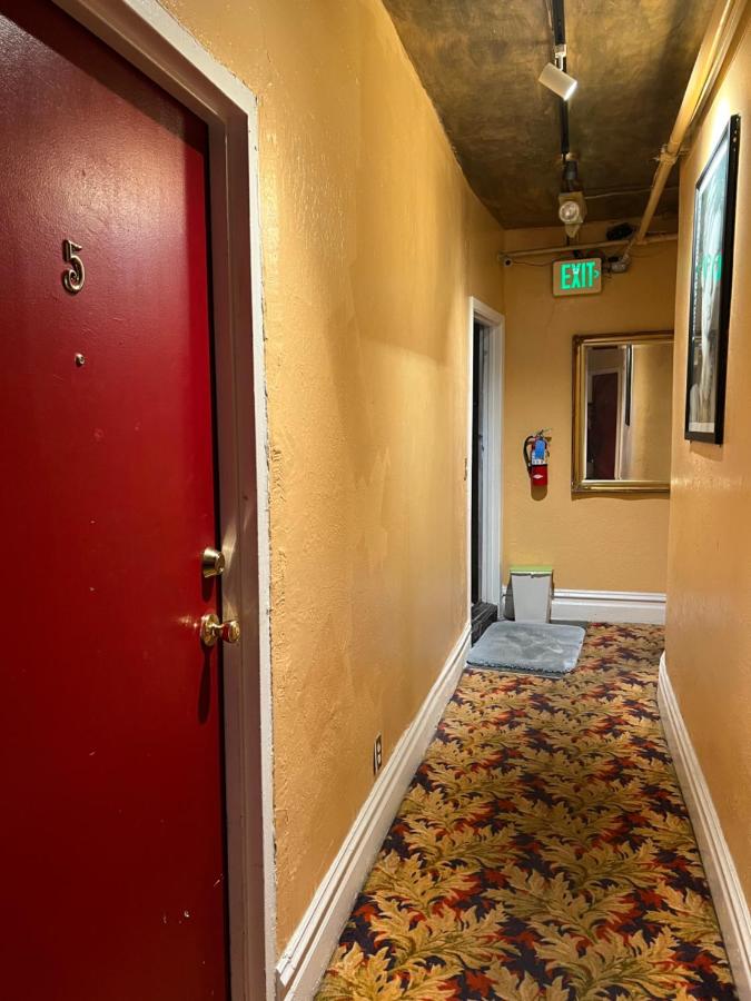 Single Room with Shared Shower and Toilet at Luz Hotel