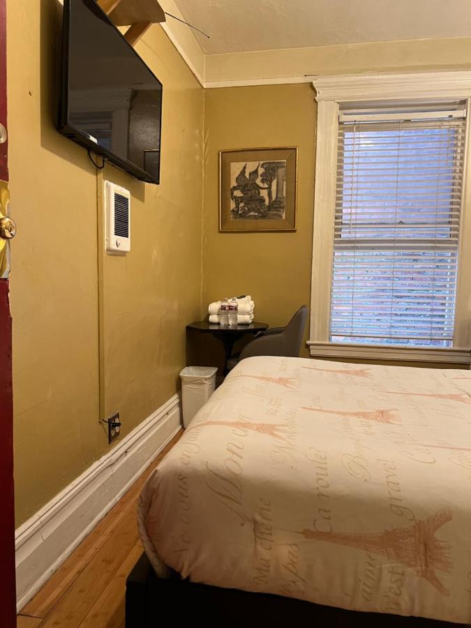 Basic Double Room with Shared Bathroom at Luz Hotel