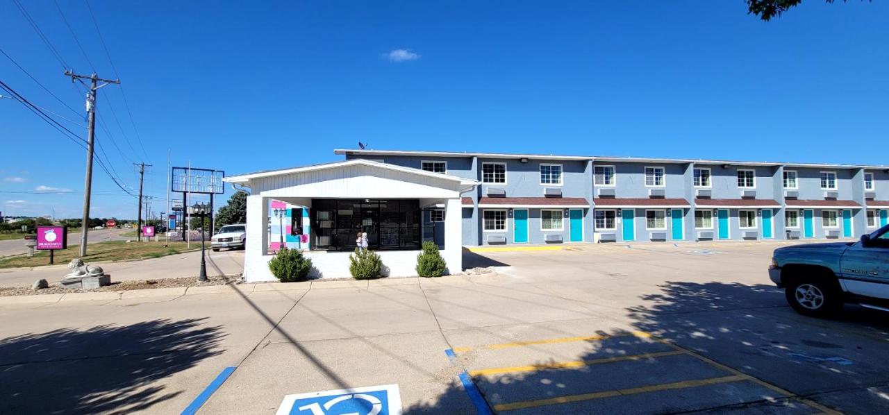 | Dragonfly Inn & Suites