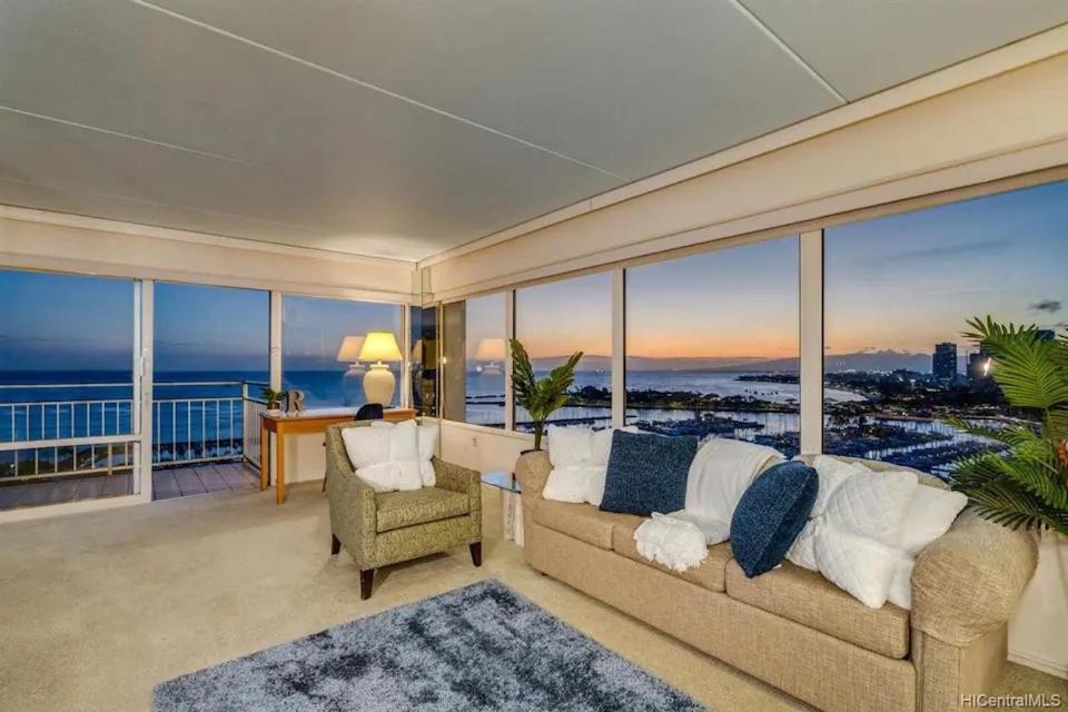  | Ilikai #1743 Panoramic views on Waikiki Beach