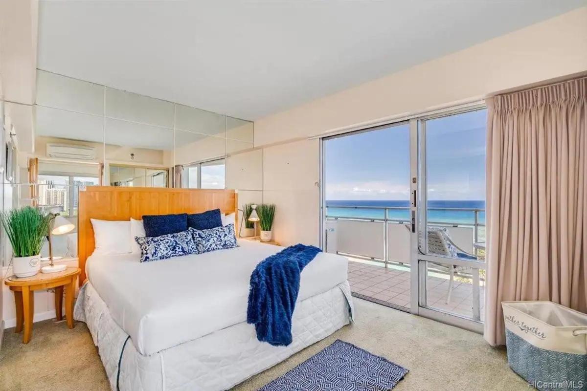  | Ilikai #1743 Panoramic views on Waikiki Beach
