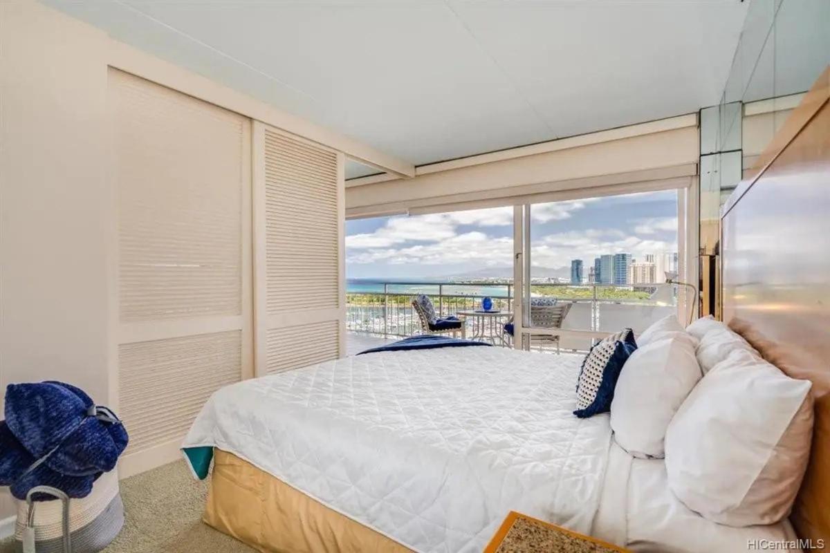  | Ilikai #1743 Panoramic views on Waikiki Beach