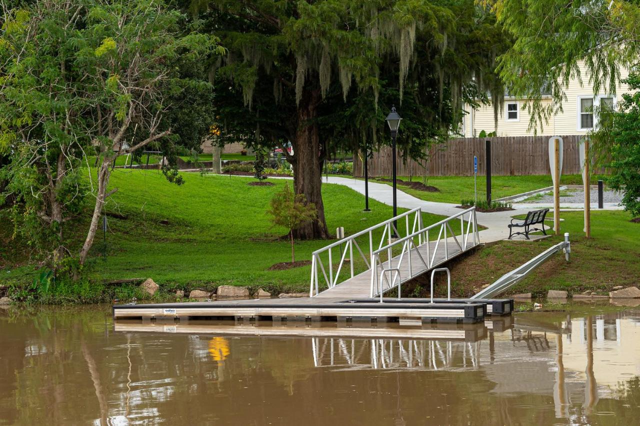 | Chateau Royale, Pet Friendly, On Bayou, Downtown!