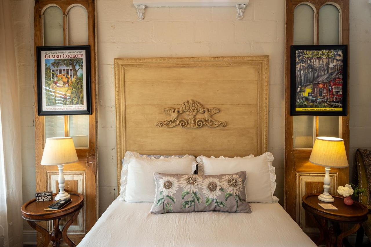 | Chateau Royale, Pet Friendly, On Bayou, Downtown!
