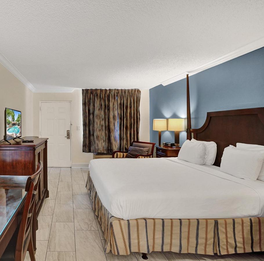 Traditional King Cityside at Econo Lodge Inn & Suites Fort Lauderdale North