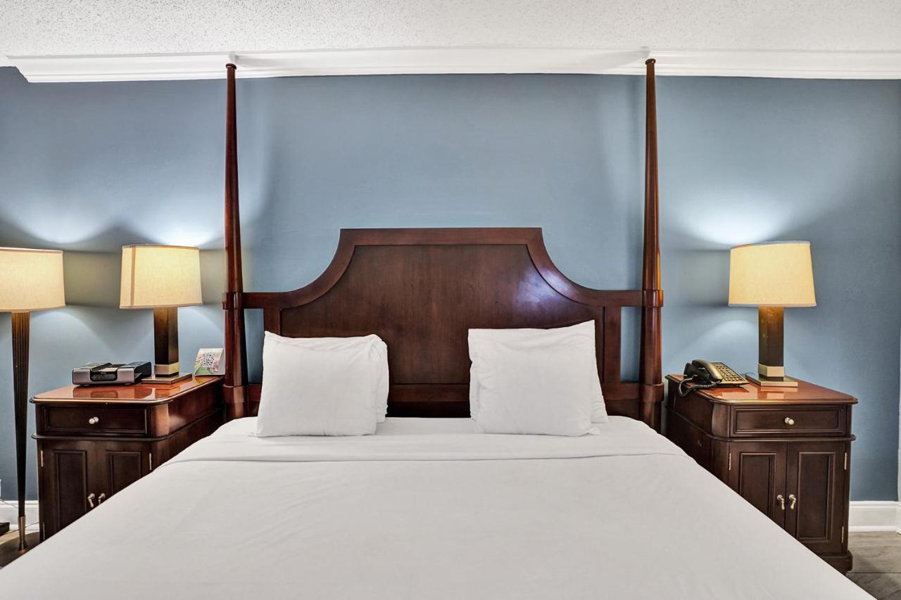 Traditional King Cityside at Econo Lodge Inn & Suites Fort Lauderdale North