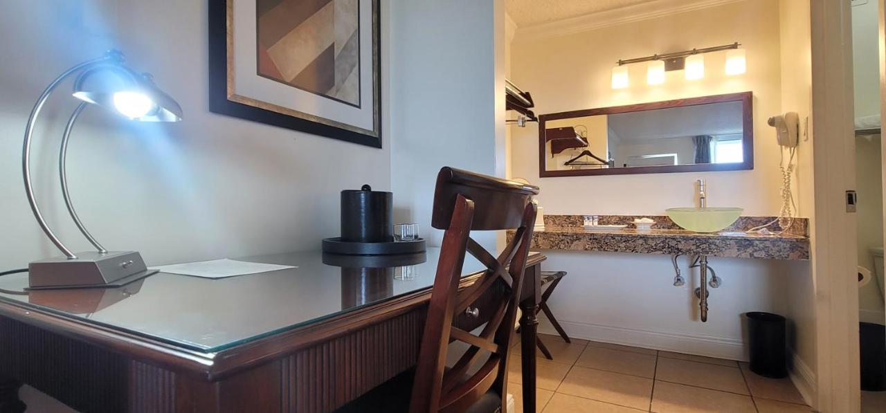 Econo Lodge Inn & Suites Fort Lauderdale North