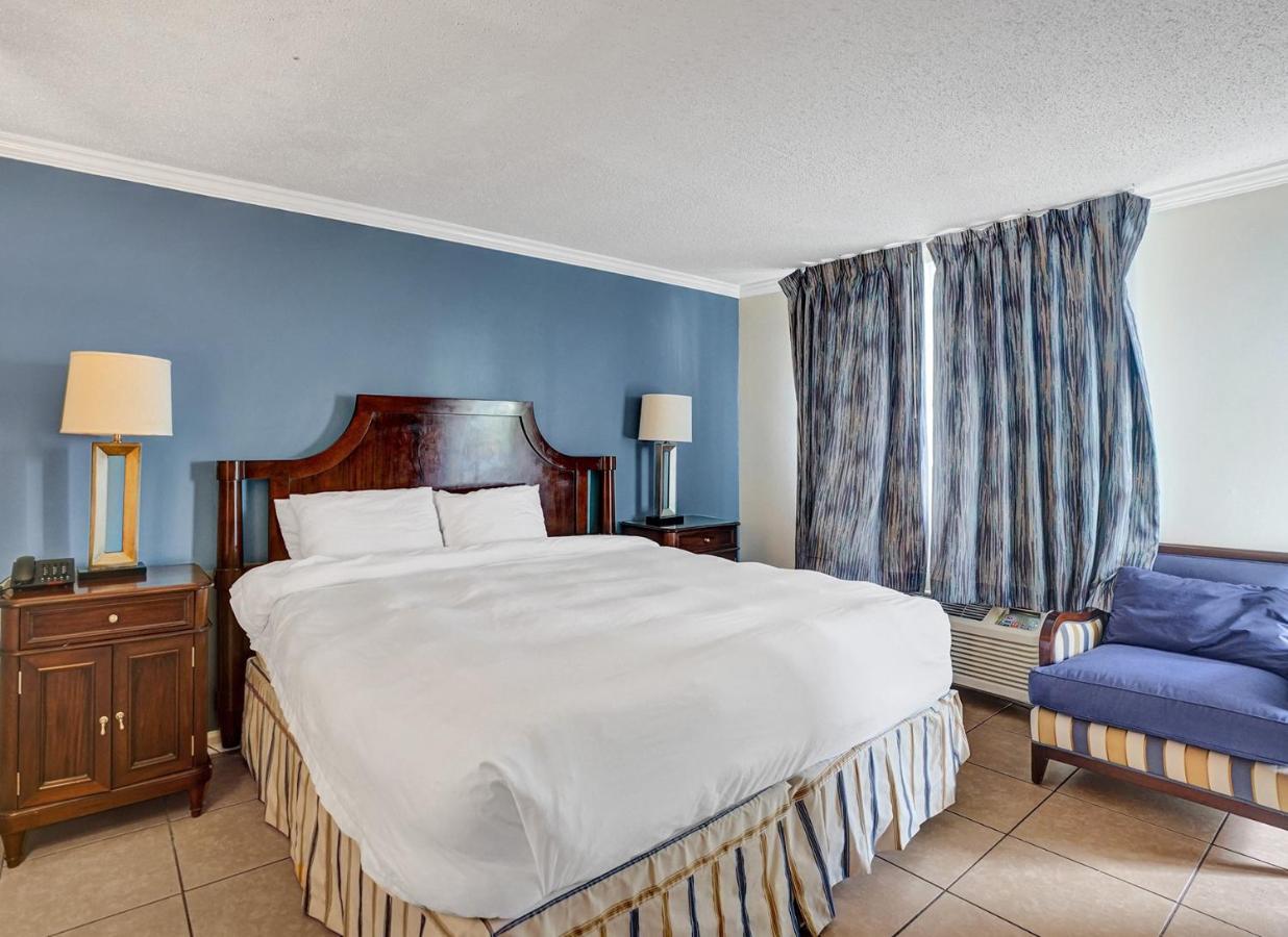 Traditional King Cityside at Econo Lodge Inn & Suites Fort Lauderdale North