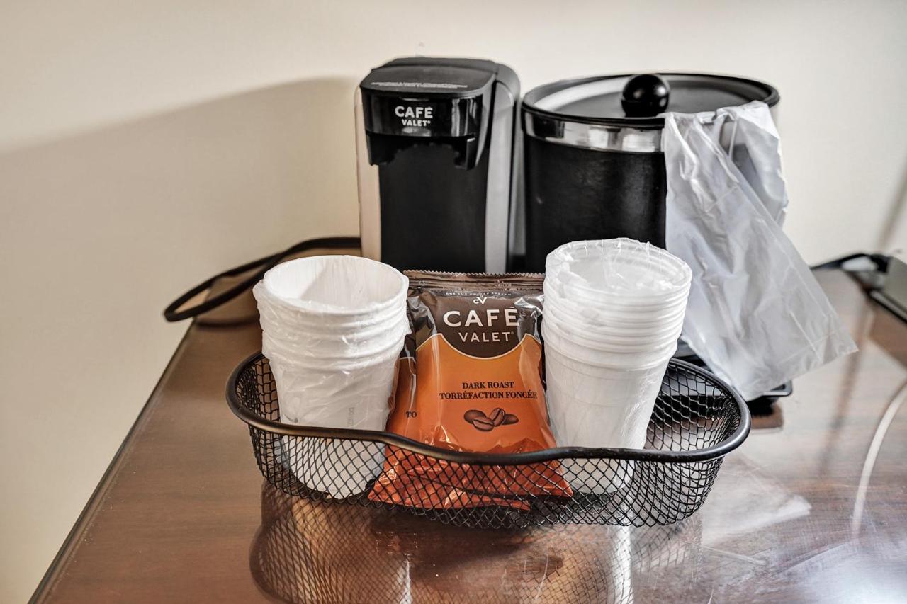 Traditional King Cityside at Econo Lodge Inn & Suites Fort Lauderdale North