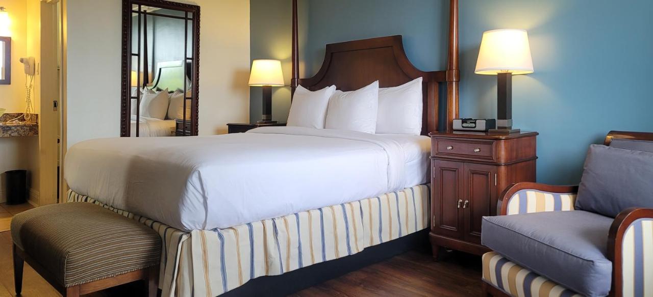 Traditional King Cityside at Econo Lodge Inn & Suites Fort Lauderdale North