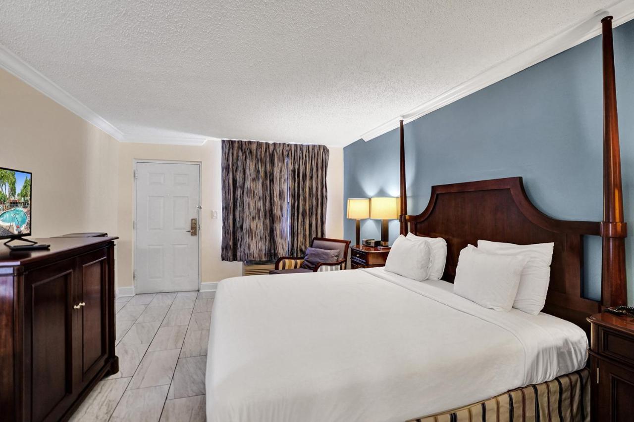 Traditional King Cityside at Econo Lodge Inn & Suites Fort Lauderdale North