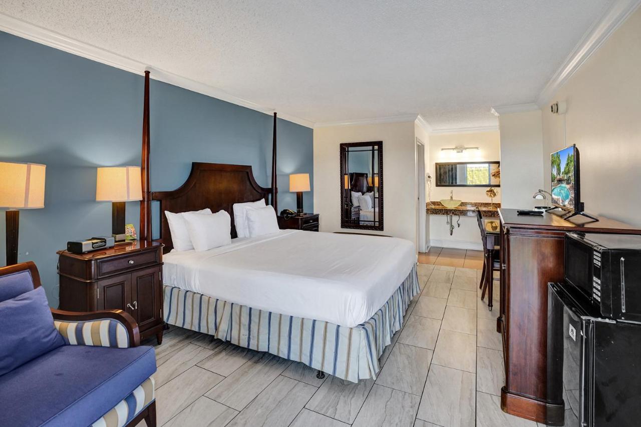 Traditional King Cityside at Econo Lodge Inn & Suites Fort Lauderdale North