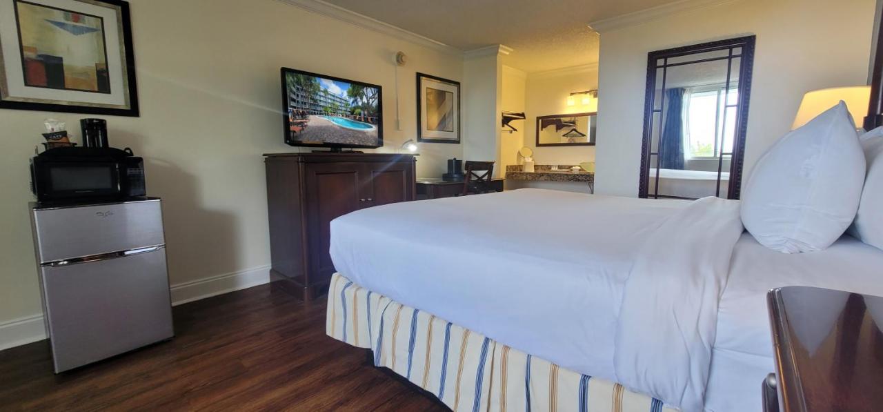 Traditional King Cityside at Econo Lodge Inn & Suites Fort Lauderdale North