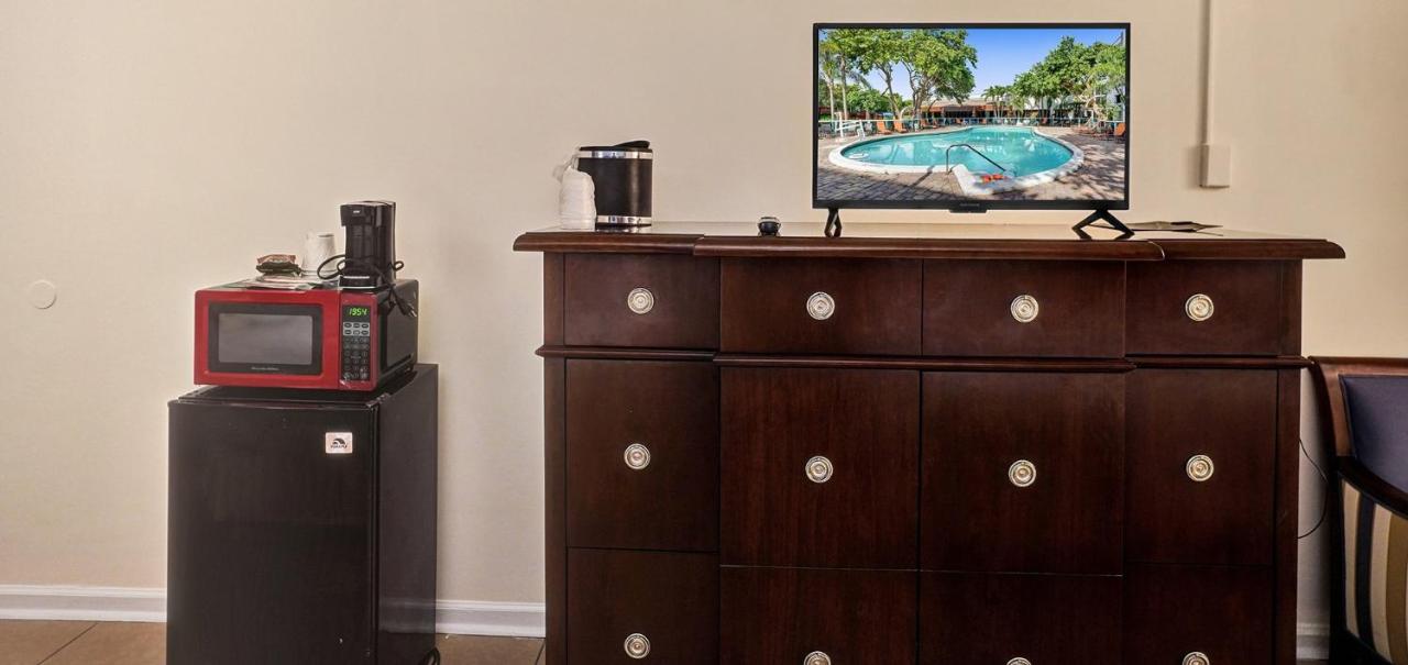 Traditional 2 Queen Bed Cityside at Econo Lodge Inn & Suites Fort Lauderdale North
