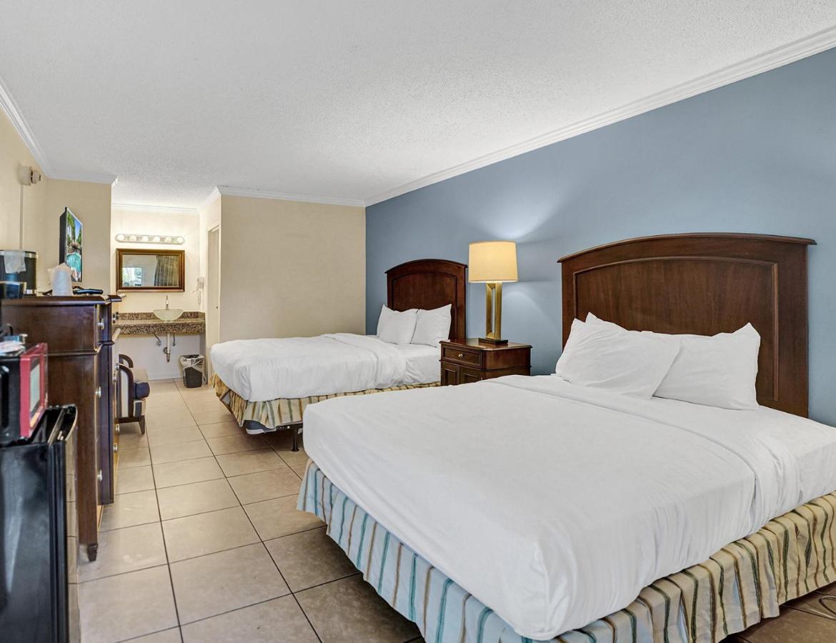 Traditional 2 Queen Bed Cityside at Econo Lodge Inn & Suites Fort Lauderdale North
