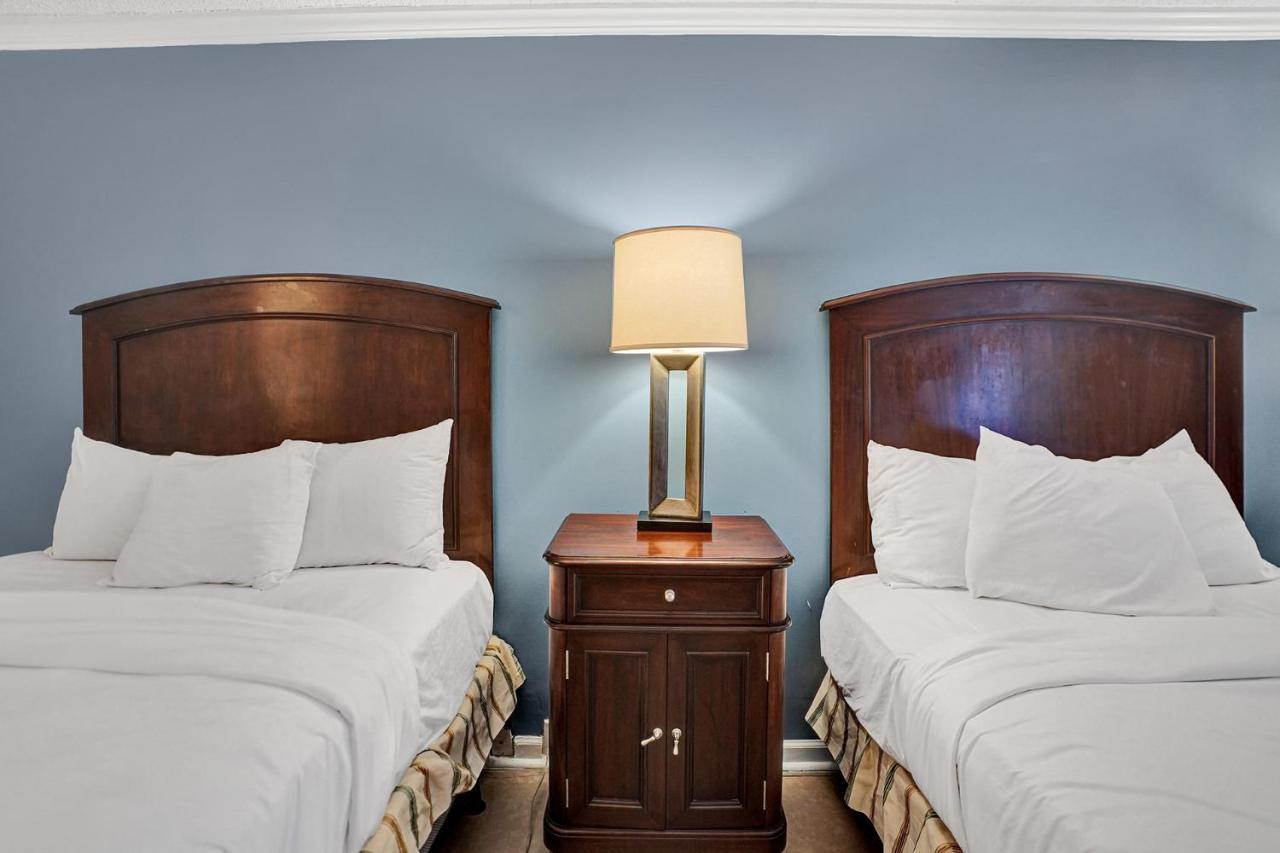 Traditional 2 Queen Bed Cityside at Econo Lodge Inn & Suites Fort Lauderdale North