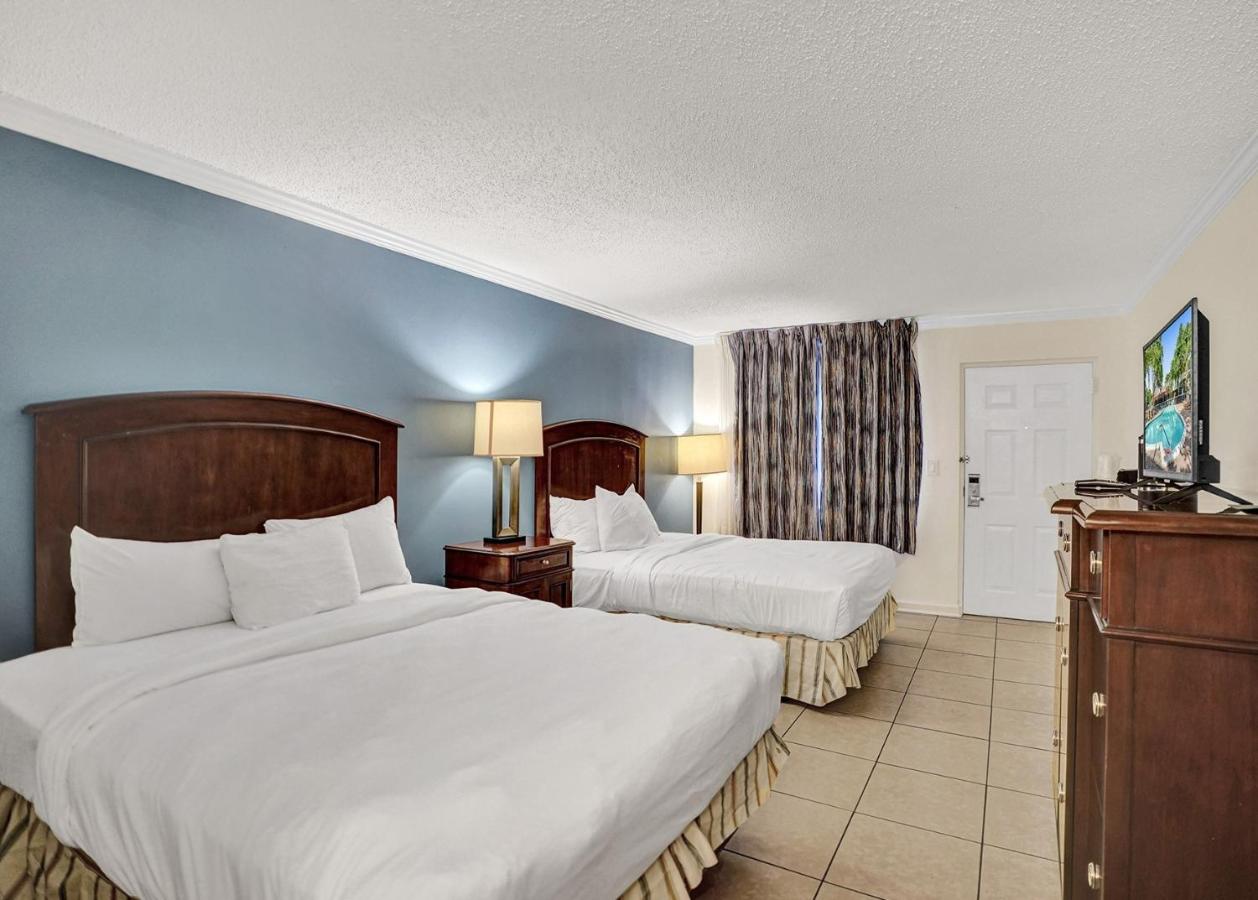 Traditional 2 Queen Bed Cityside at Econo Lodge Inn & Suites Fort Lauderdale North
