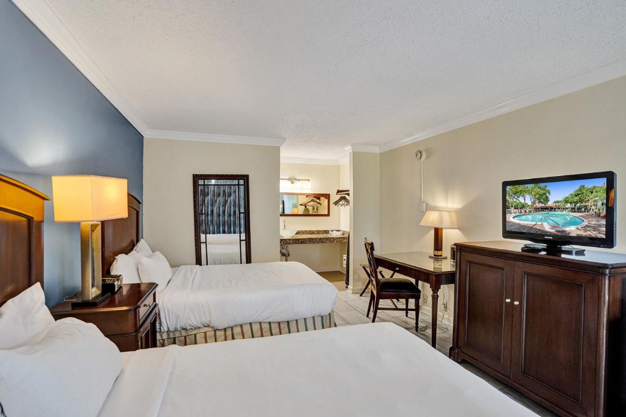 Traditional 2 Queen Bed Cityside at Econo Lodge Inn & Suites Fort Lauderdale North