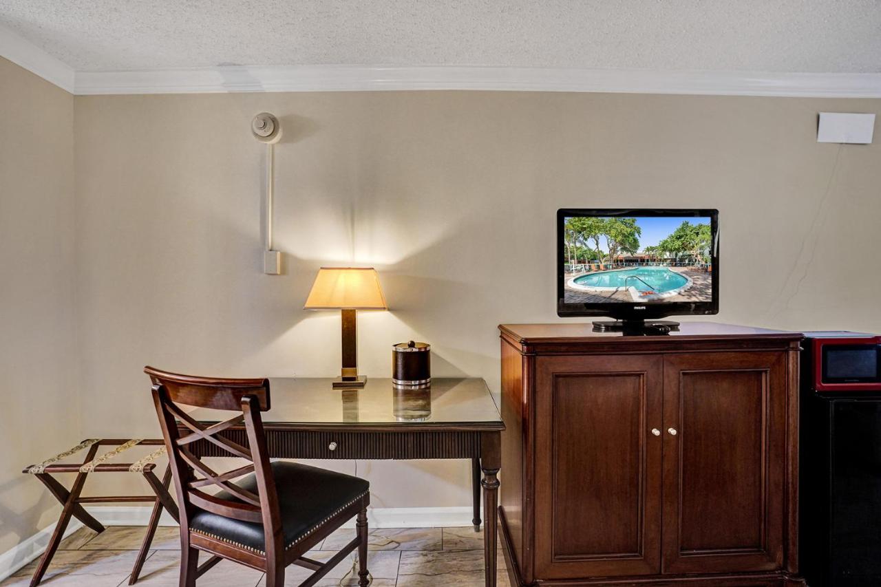Traditional 2 Queen Bed Cityside at Econo Lodge Inn & Suites Fort Lauderdale North