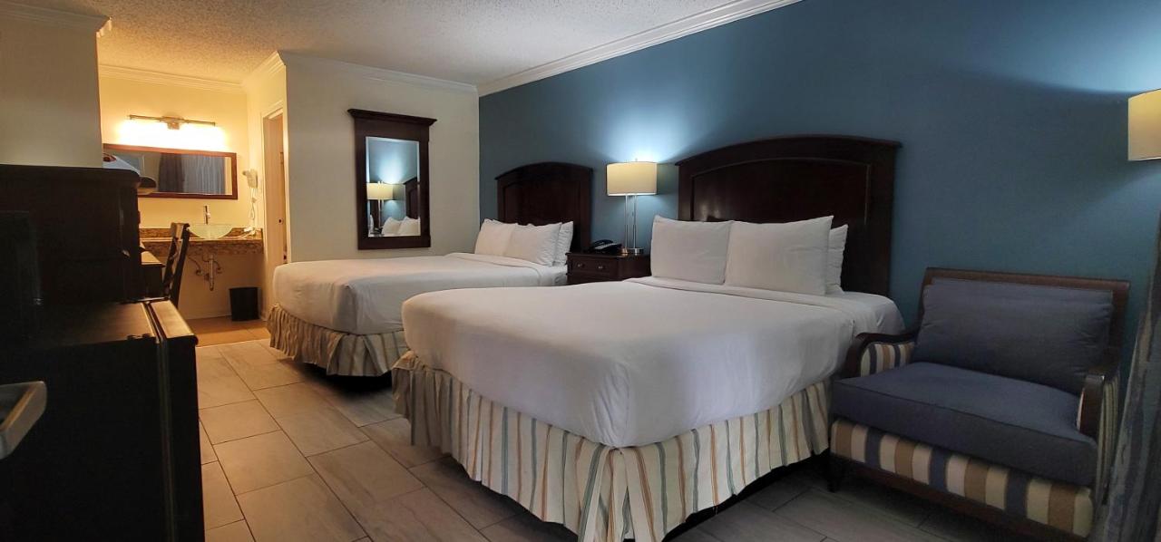 Traditional 2 Queen Bed Cityside at Econo Lodge Inn & Suites Fort Lauderdale North