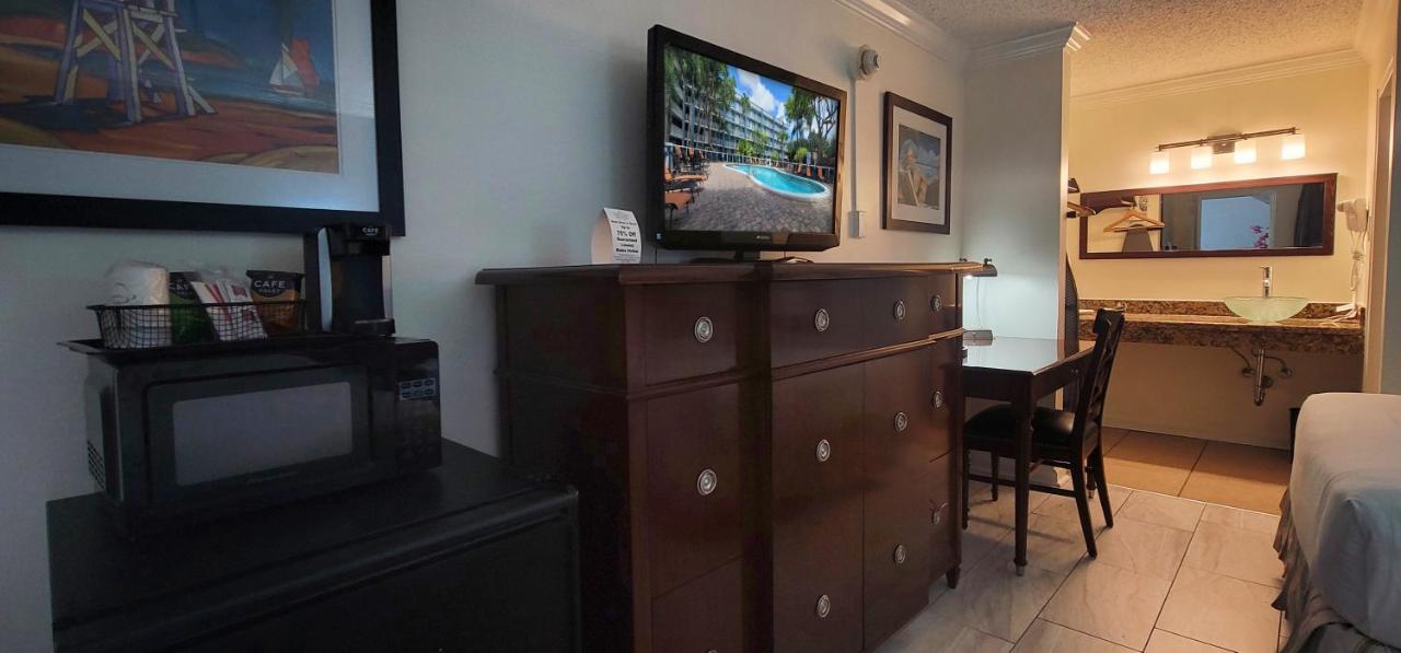 Econo Lodge Inn & Suites Fort Lauderdale North
