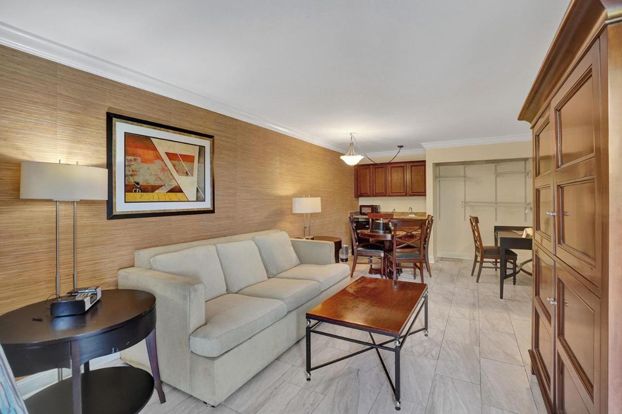 Executive Suite King Poolside at Econo Lodge Inn & Suites Fort Lauderdale North