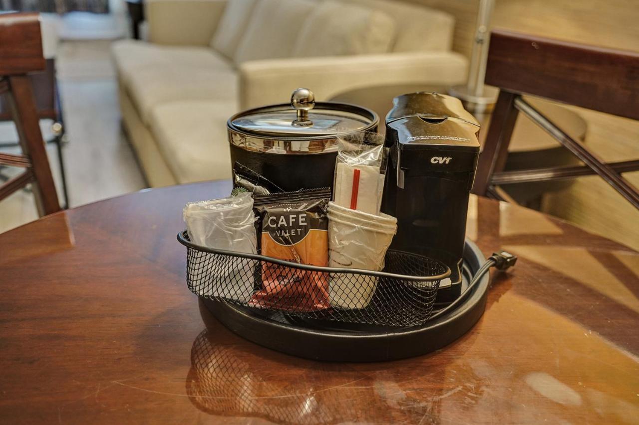 Executive Suite King Poolside at Econo Lodge Inn & Suites Fort Lauderdale North