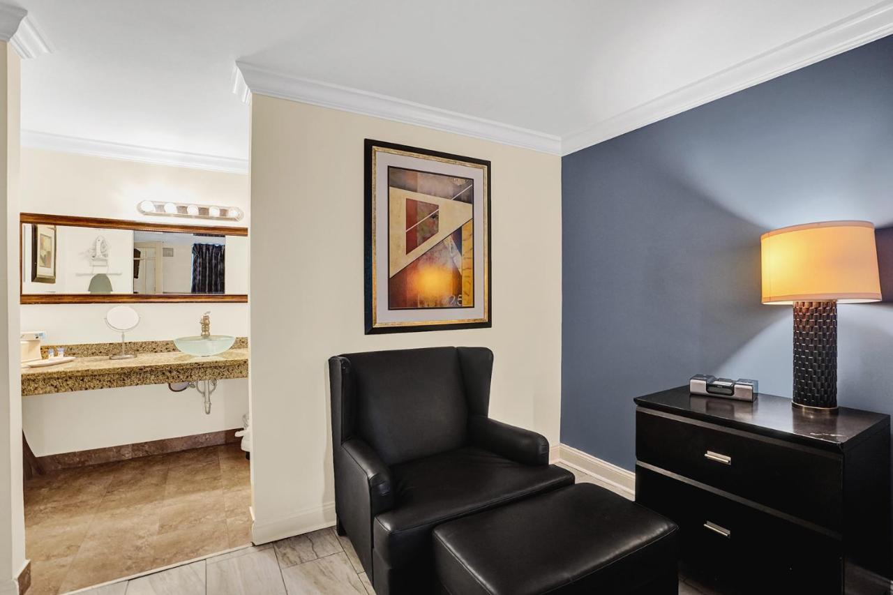 Econo Lodge Inn & Suites Fort Lauderdale North