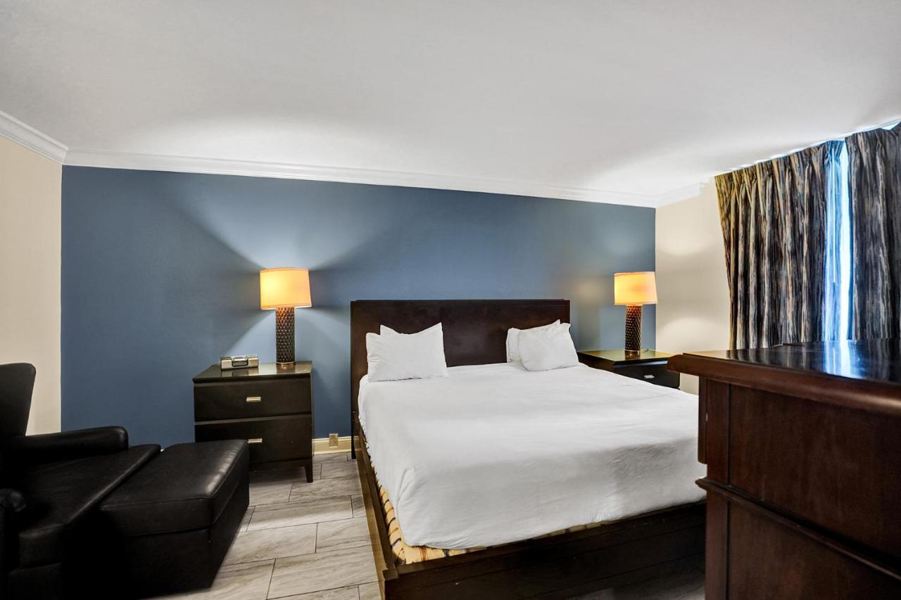 Executive Suite King Poolside at Econo Lodge Inn & Suites Fort Lauderdale North
