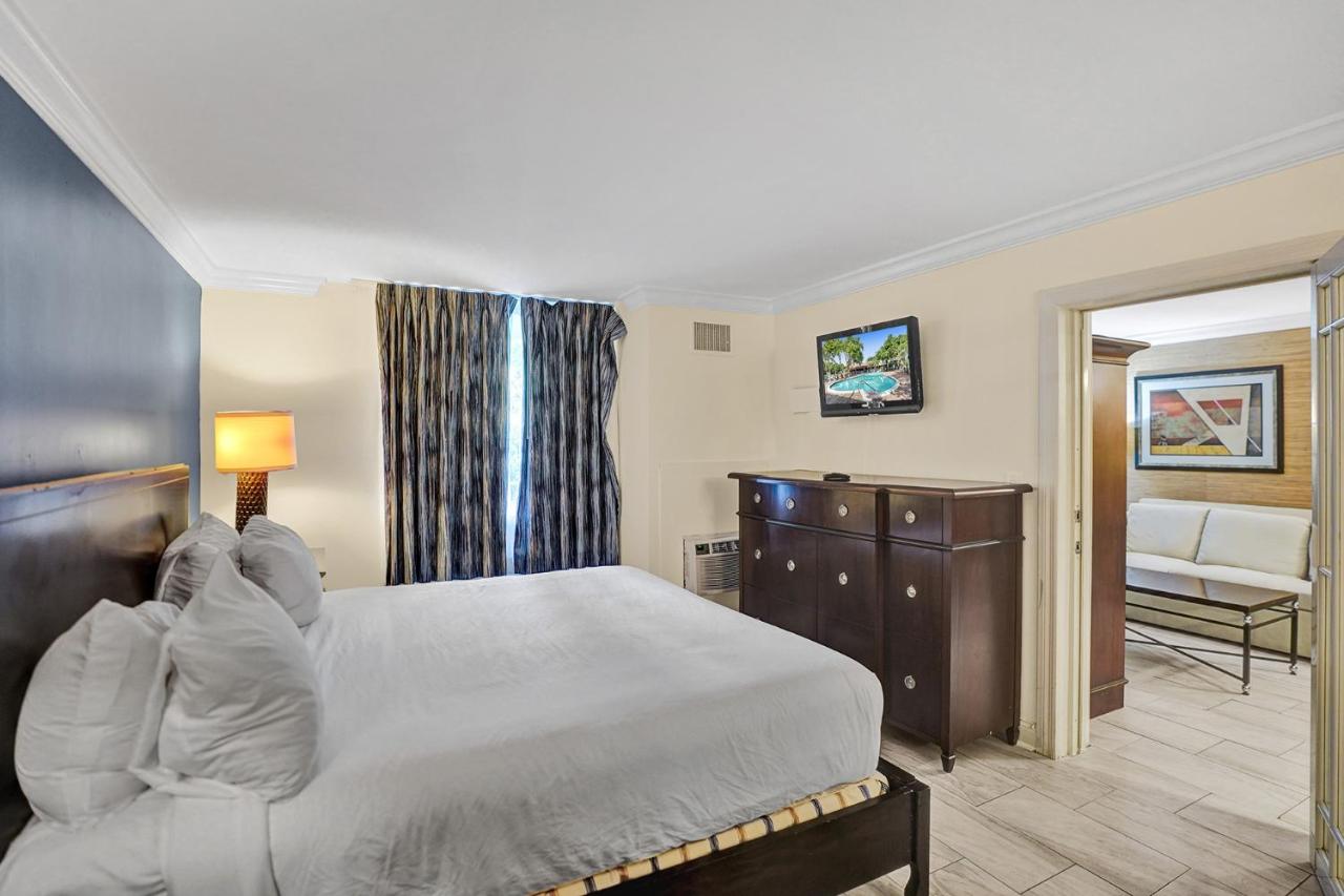Econo Lodge Inn & Suites Fort Lauderdale North
