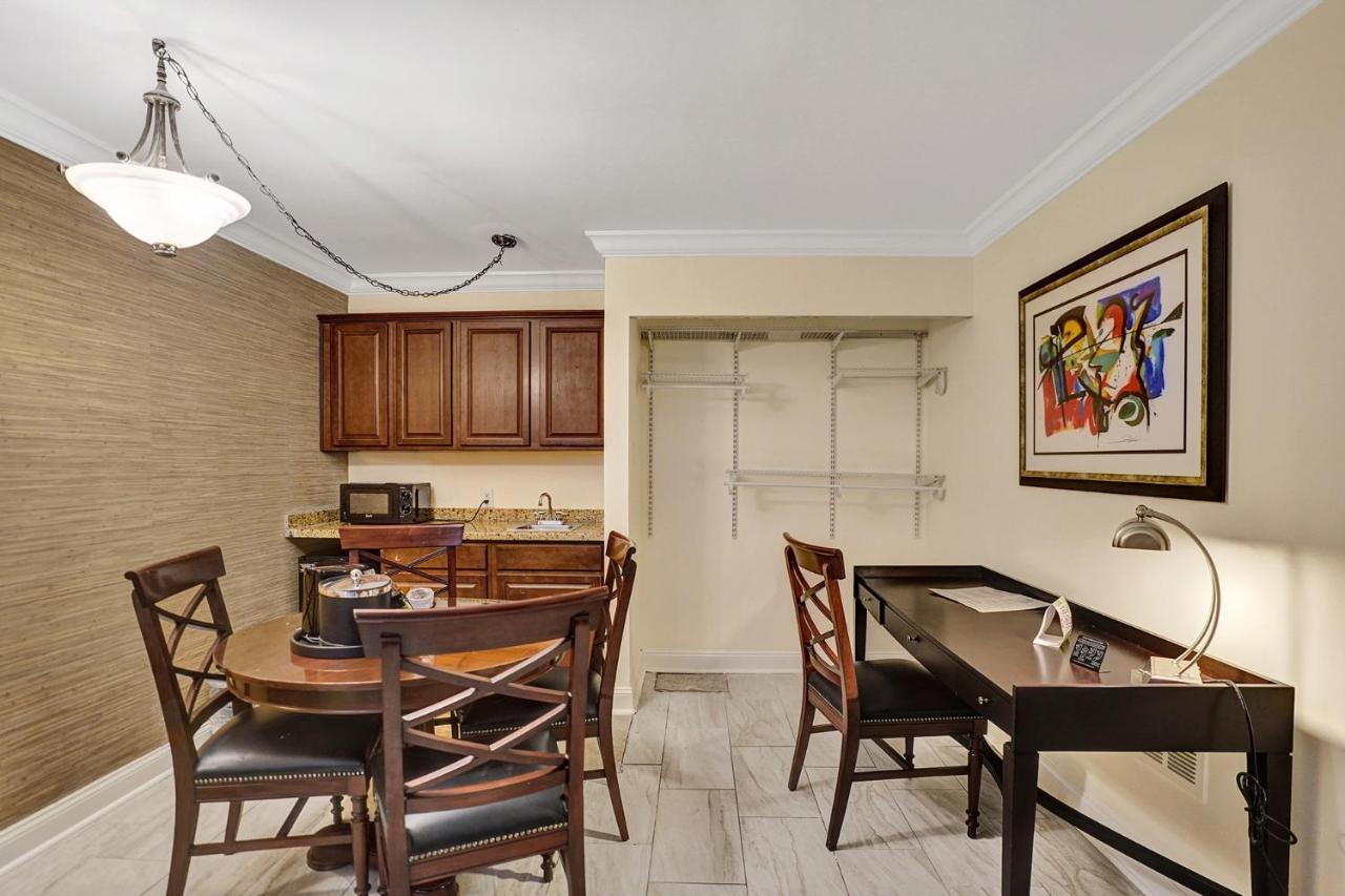 Econo Lodge Inn & Suites Fort Lauderdale North