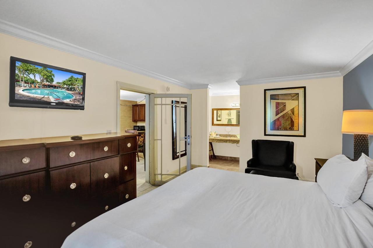 Executive Suite King Poolside at Econo Lodge Inn & Suites Fort Lauderdale North
