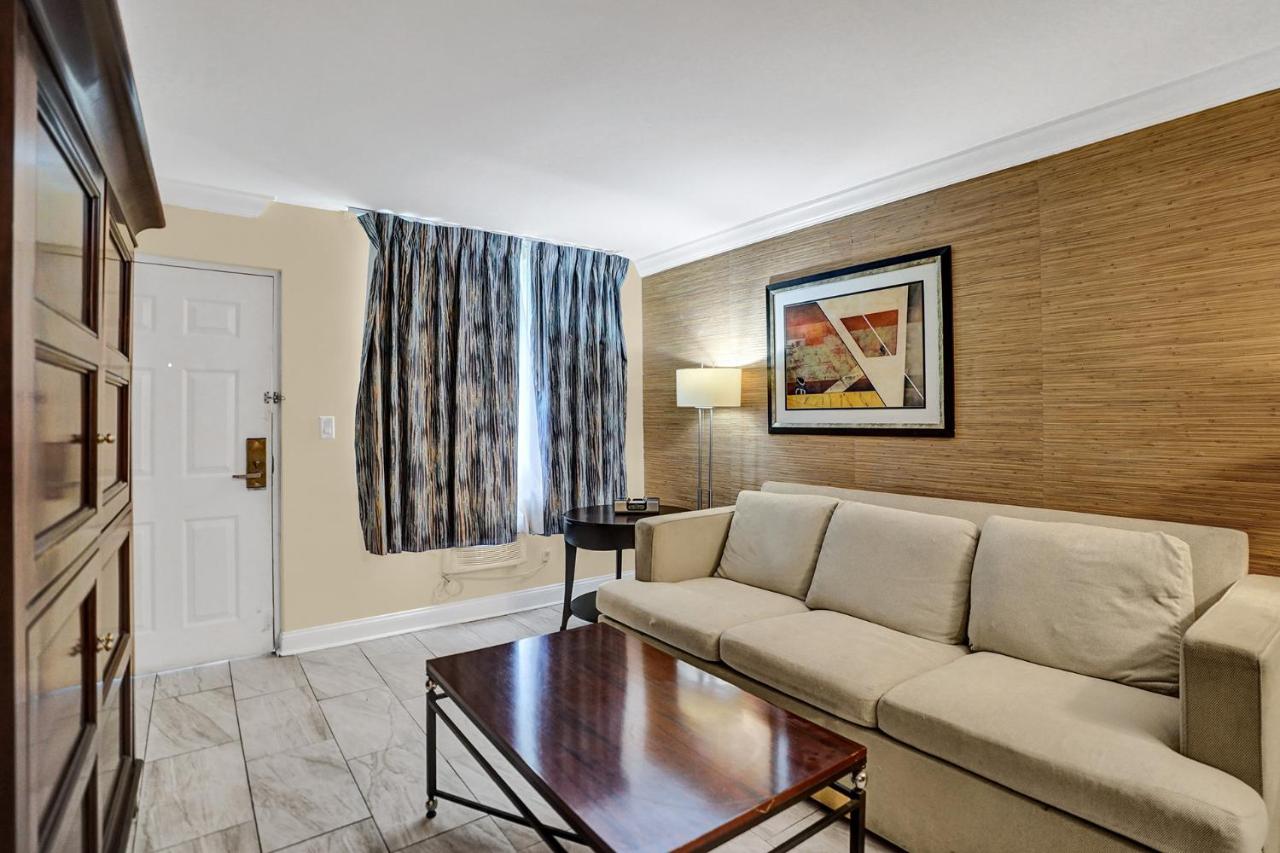 Executive Suite King Poolside at Econo Lodge Inn & Suites Fort Lauderdale North