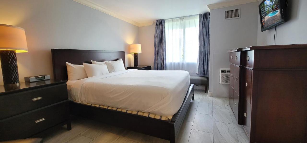 Executive Suite King Poolside at Econo Lodge Inn & Suites Fort Lauderdale North