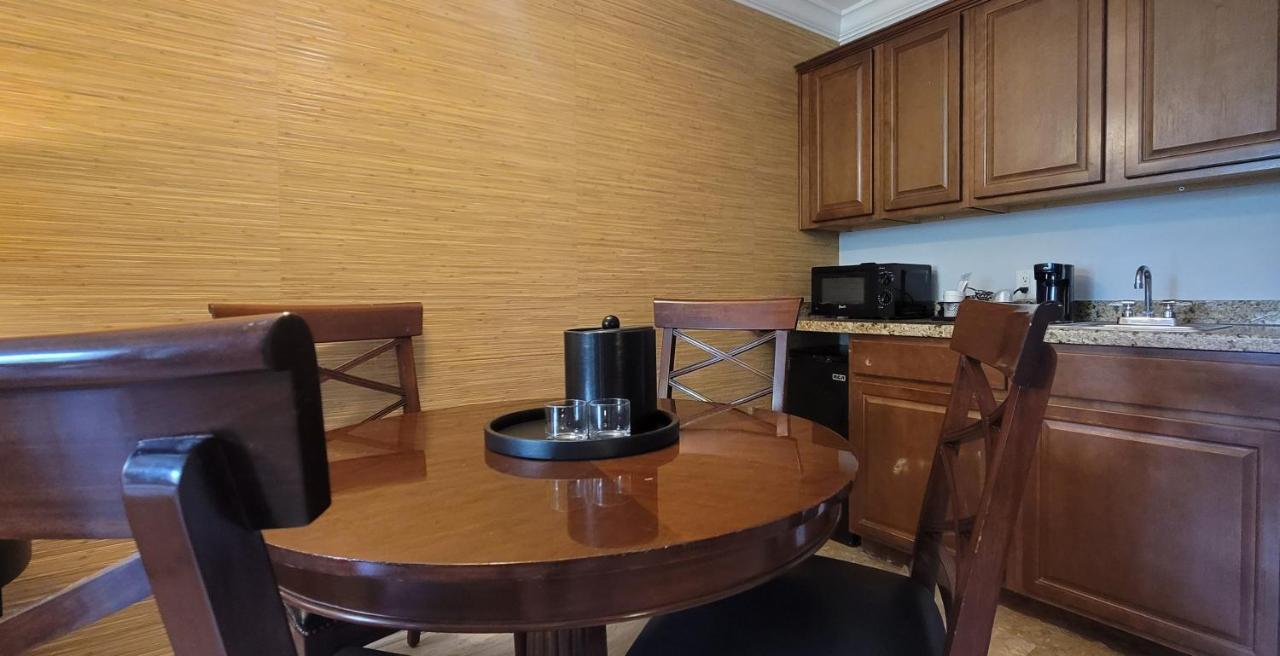Executive Suite King Poolside at Econo Lodge Inn & Suites Fort Lauderdale North