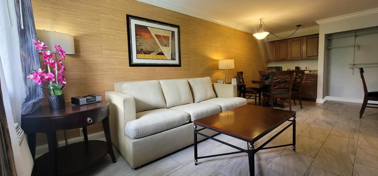 Executive Suite King Poolside at Econo Lodge Inn & Suites Fort Lauderdale North