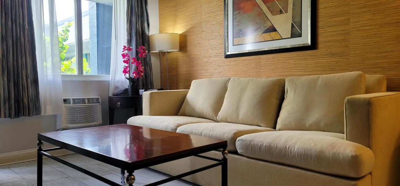 Executive Suite King Poolside at Econo Lodge Inn & Suites Fort Lauderdale North