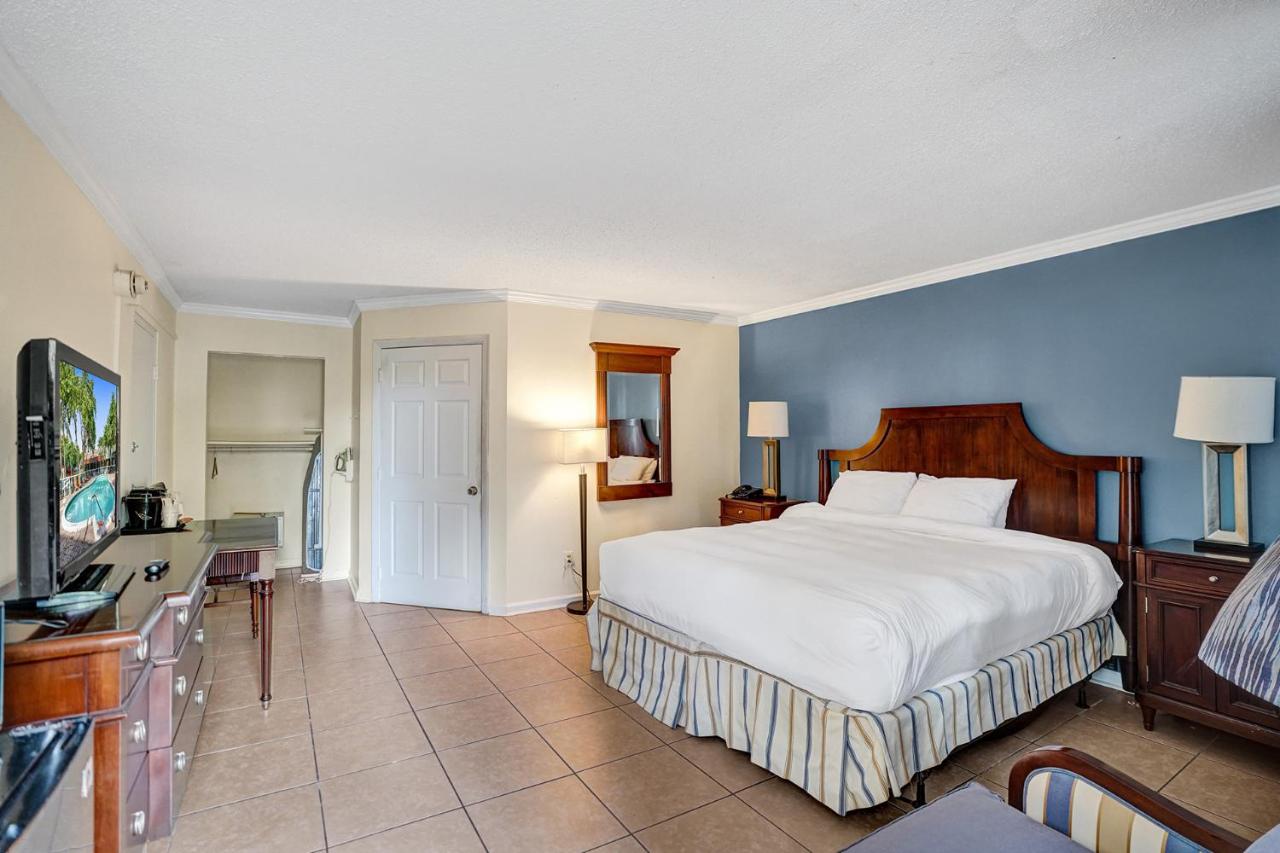 Queen Bed Accessible at Econo Lodge Inn & Suites Fort Lauderdale North