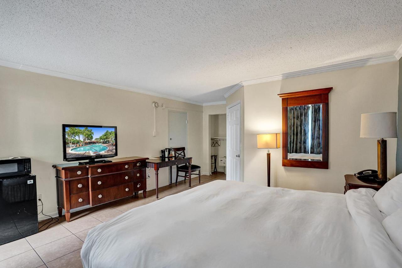 Queen Bed Accessible at Econo Lodge Inn & Suites Fort Lauderdale North