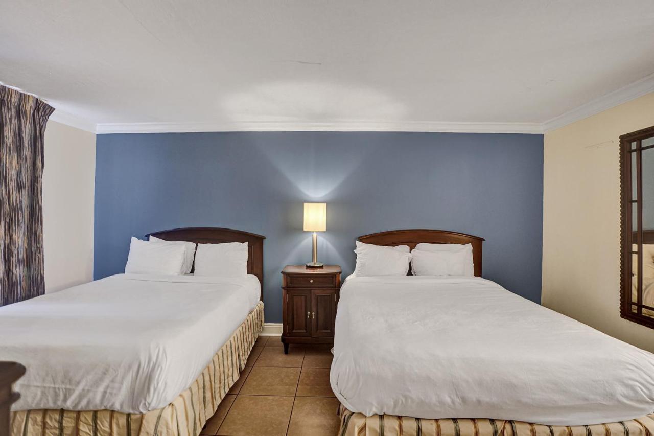 Traditional Suite 2 Double Bed Cityside at Econo Lodge Inn & Suites Fort Lauderdale North