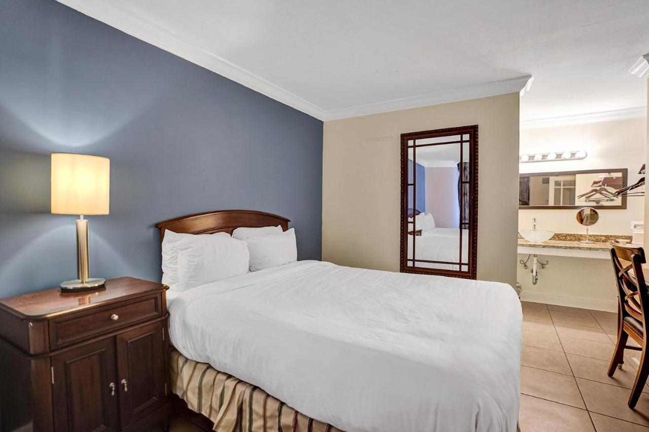 Traditional Suite 2 Double Bed Cityside at Econo Lodge Inn & Suites Fort Lauderdale North