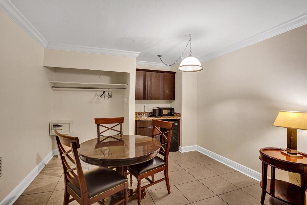 Traditional Suite 2 Double Bed Cityside at Econo Lodge Inn & Suites Fort Lauderdale North