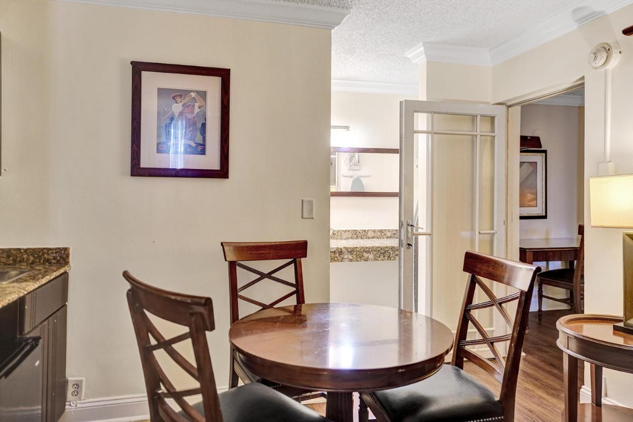 Traditional Suite 2 Double Bed Cityside at Econo Lodge Inn & Suites Fort Lauderdale North