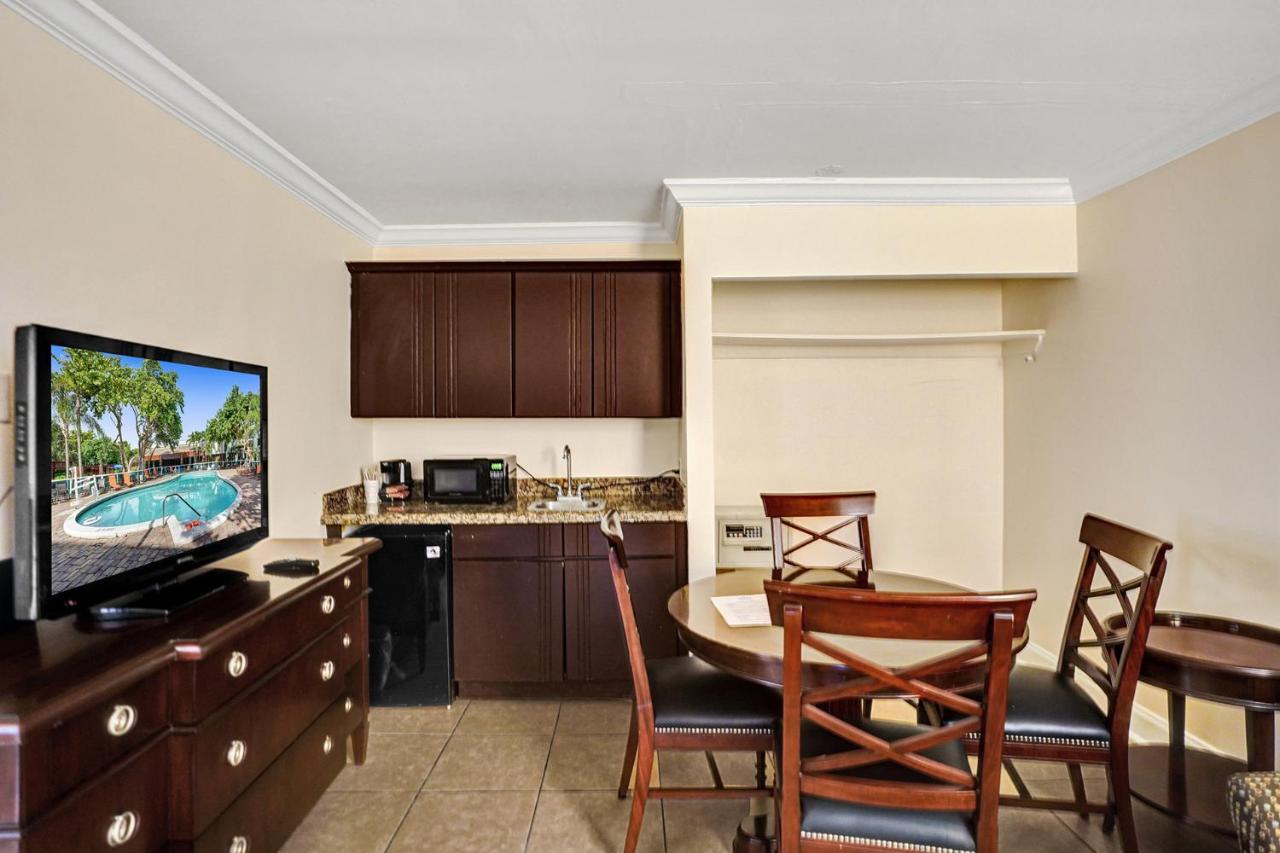 Traditional Suite 2 Double Bed Cityside at Econo Lodge Inn & Suites Fort Lauderdale North