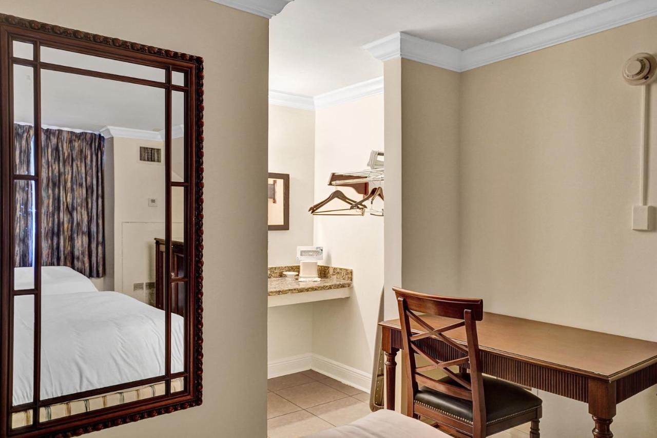 Traditional Suite 2 Double Bed Cityside at Econo Lodge Inn & Suites Fort Lauderdale North