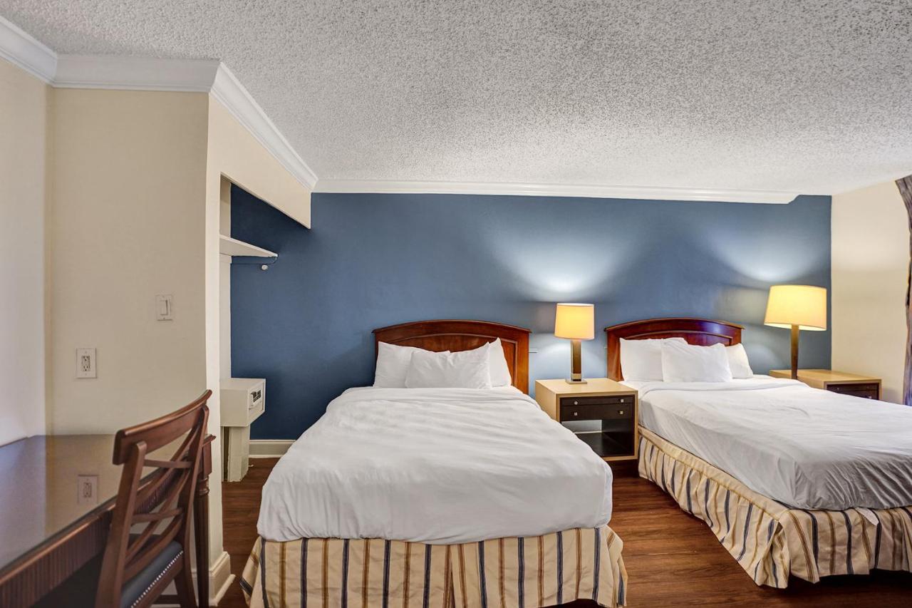 Traditional Suite 2 Double Bed Cityside at Econo Lodge Inn & Suites Fort Lauderdale North
