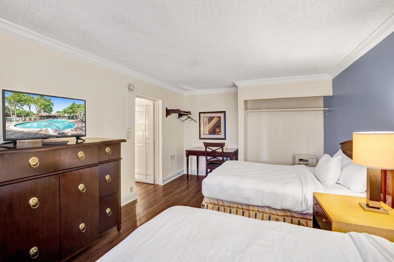 Traditional Suite 2 Double Bed Cityside at Econo Lodge Inn & Suites Fort Lauderdale North