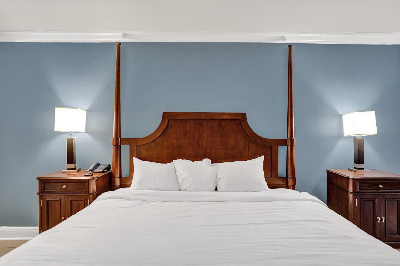 Traditional Suite King Bed Poolside at Econo Lodge Inn & Suites Fort Lauderdale North